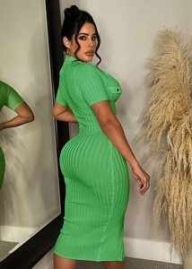 Détail d'une robe en maille côtelée vert citron avec col classique et patte de boutonnage