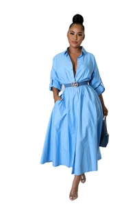 Vue détaillée d'une robe chemise bleu ciel à manches longues avec col et ceinture assortie