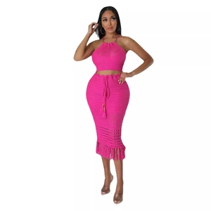 Ensemble chic deux pièces au crochet rose avec jupe à franges et haut licou pour femme