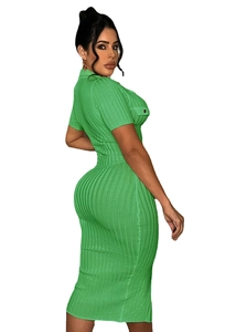 Détail d'une robe en tricot vert émeraude avec col polo et ourlet à franges latérales