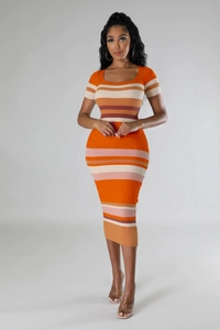 Détail du motif tricoté à rayures multicolores sur la robe bodycon à manches courtes