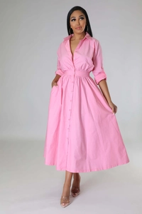 Détails de la robe chemise rose à manches longues avec col à revers et taille élastique