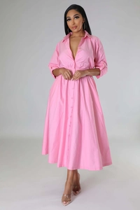 Détail de la robe chemise rose bonbon avec col classique, boutons et taille ajustée