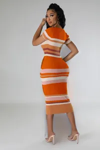 Vue détaillée de la texture en maille côtelée à rayures multicolores d'une robe moulante