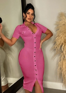Détail de la robe en maille côtelée fuchsia avec col classique et boutonnage sur le devant