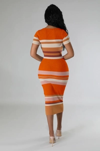 Détail de la coupe ajustée du dos de la robe midi en tricot à rayures multicolores orange