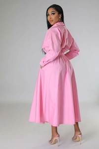 Détail de la robe chemise rose montrant les plis à la taille et les poches latérales