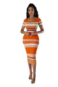 Détail d'une robe midi en maille rayée orange et beige avec une texture verticale