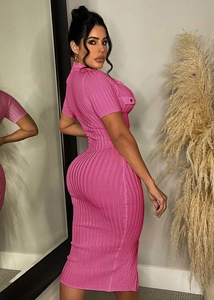 Détail de la robe en maille côtelée rose montrant le tissu texturé et la coupe ajustée