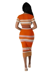 Détail d'une robe moulante en tricot à manches courtes et rayures orange vif