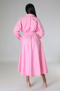 Vue arrière d'une robe chemise rose longue avec taille élastique et ourlet aux chevilles
