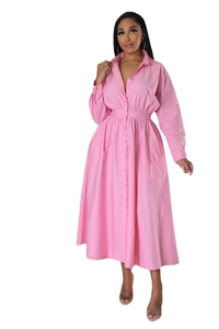 Détail d'une robe chemise rose à manches longues avec taille élastique et jupe trapèze