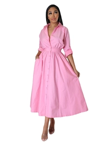 Détail de la robe chemise rose montrant le col à revers et la taille cintrée