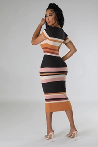 Détail de la maille côtelée extensible et du motif à rayures multicolores de la robe