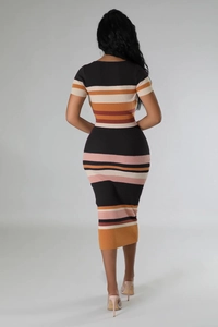 Vue arrière d'une robe midi en maille ajustée avec des rayures horizontales multicolores et texture