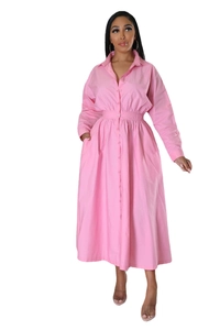 Vue de face de la robe chemise rose à manches longues avec col à revers et taille ceinturée