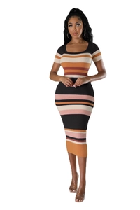 Vue détaillée de la robe en maille rayée multicolore avec texture côtelée et coupe ajustée