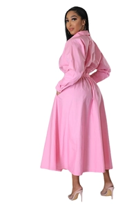 Robe chemise rose à manches longues avec taille élastique et jupe évasée