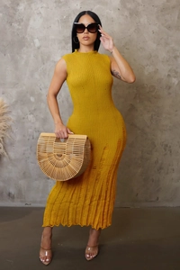 Dettaglio del vestito lungo in maglia senza maniche giallo senape con bordo sfilacciato