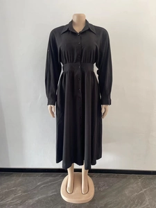 Vue détaillée de la taille ajustée et de la boutonnière de cette robe chemise longue noire