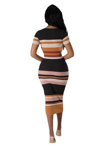 Vue détaillée de la robe midi en maille côtelée à rayures multicolores vue de dos