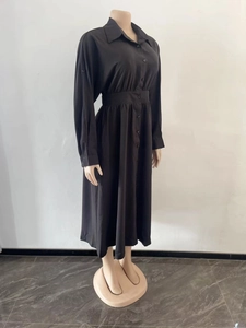 Vue détaillée de la taille plissée et des poignets boutonnés de cette robe chemise noire