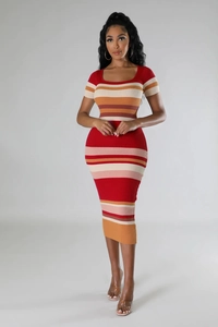 Détail de la texture en maille serrée et des rayures horizontales colorées de la robe