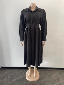 Détail de robe chemise noire à manches longues avec col classique et boutonnage avant