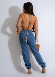Vista posteriore del top da spiaggia all'uncinetto con allacciatura e joggers denim