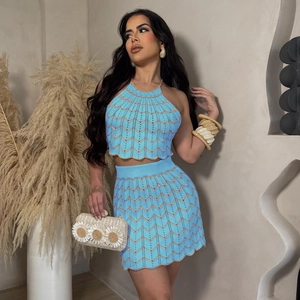 Detalle de conjunto de punto azul claro con ribete ondulado marrón y top corto halter