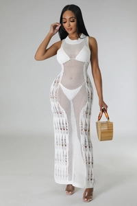 Détail de la robe de plage blanche en maille crochetée avec texture ajourée fine