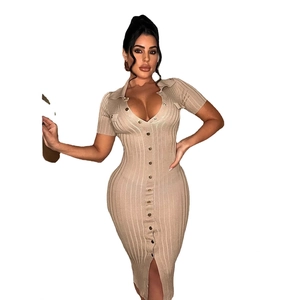 Robe midi ajustée en maille côtelée beige avec col en V et boutonnage sur le devant