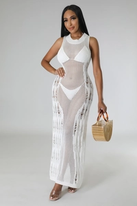 Gros plan sur la maille crochetée blanche et les détails ajourés de cette robe de plage