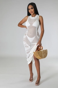 Détail de la texture en maille crochetée de la robe de plage midi blanche pour femme