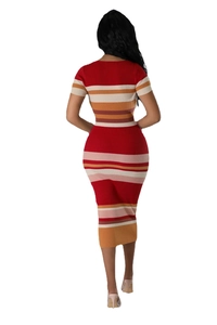 Vue arrière d'une robe en maille ajustée avec des rayures horizontales colorées