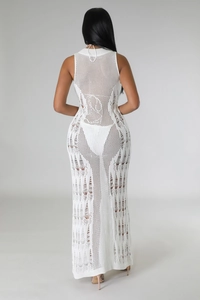 Détail de la robe de plage blanche en maille crochetée avec motifs ajourés et coupe ajustée