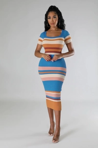 Détail de la texture en maille côtelée verticale sur la robe midi à rayures colorées
