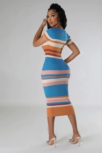 Détail du tissu en maille rayée colorée sur une robe mi-longue ajustée à manches courtes