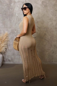 Vista laterale del maxi vestito in maglia a coste kaki con orlo sfrangiato e vestibilità slim