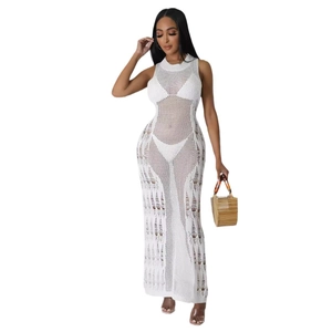 Détail d'une robe de plage blanche sans manches en maille ajourée au style crochet