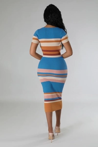 Vue de dos du mannequin portant une robe en maille ajustée à rayures horizontales