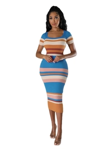 Robe mi-longue en tricot ajustée à rayures horizontales colorées et col rond à manches courtes
