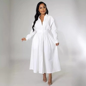 Robe chemise blanche à manches longues avec taille cintrée et jupe midi évasée en A