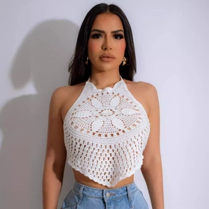 Top halter a uncinetto bianco con motivo floreale traforato e design estivo da spiaggia