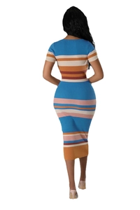 Vue arrière d'une robe mi-longue en maille ajustée avec rayures multicolores et manches courtes
