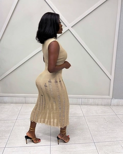Dettaglio dell'abito midi in maglia beige senza maniche con taglio laterale e trama a coste