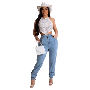Top a fascia all'uncinetto bianco da donna e pantaloni jogger in denim blu chiaro