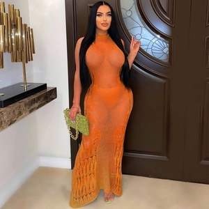 Gros plan sur la texture en crochet orange de la robe de plage longue à dos nu sexy