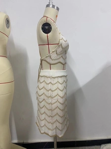 Detalle de la textura de punto de ganchillo y bordes festoneados en el conjunto de falda