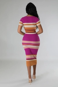 Vue arrière de la robe en maille ajustée avec rayures colorées et texture côtelée